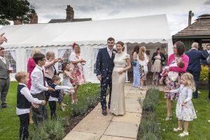 Les enfants participent à la réussite du mariage