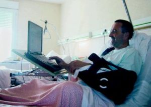 Un patient lisant un email