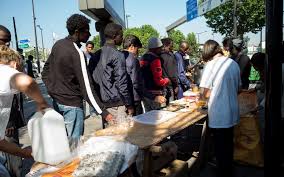 Les initiatives se multiplient pour aider les migrants à Paris