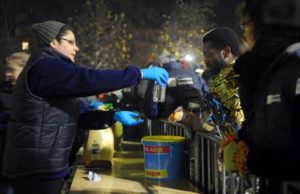 Aider les SDF et les sans abris en apportant nourriture et réconfort moral