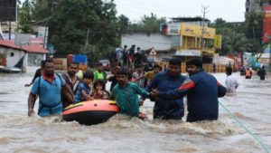 De nombreux habitants se retrouvent piégées par al montée des eaux au Kerala