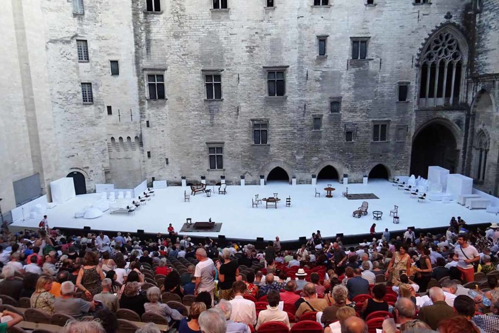 Le festival d'Avignon est essentiel pour la survie des troupes de théâtre et à la vie économique de la cité papale