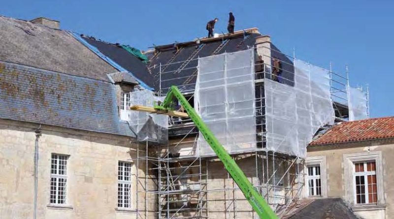 La restauration du toit d'un château est cruciale pour sa pérennité